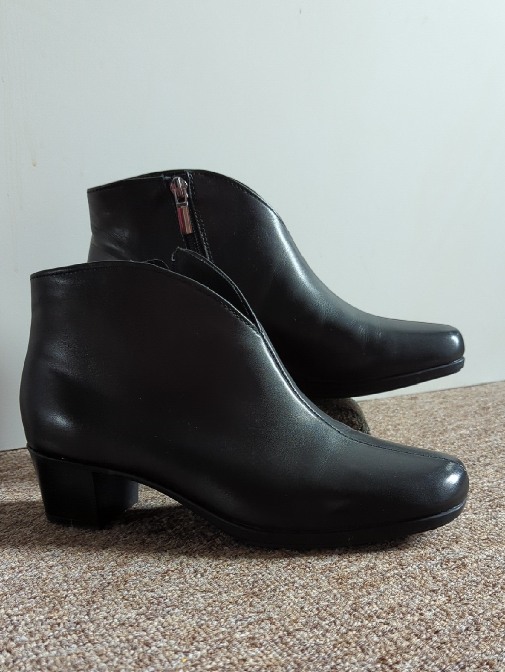 Munro Black Leather Shelly Bootie 7.5 - 8m Arch Support Latex Rubber Sole New!